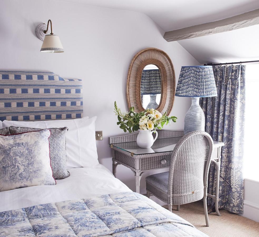 Red Lion Hotel Кловели Екстериор снимка