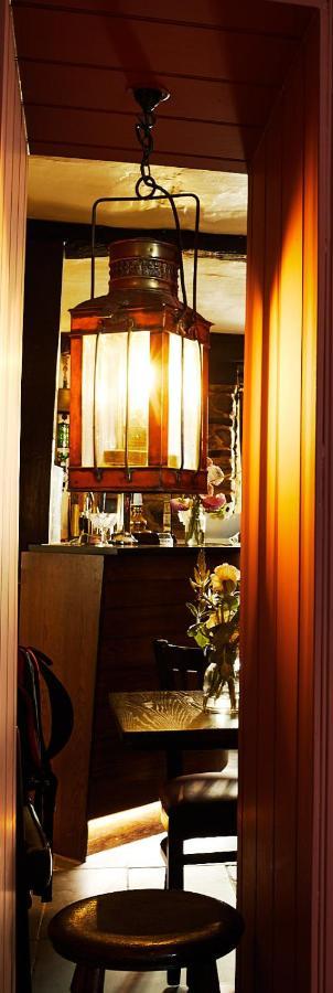 Red Lion Hotel Кловели Екстериор снимка