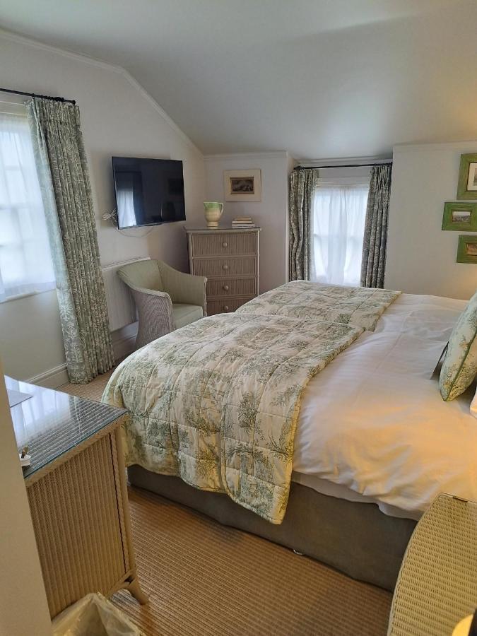 Red Lion Hotel Кловели Екстериор снимка