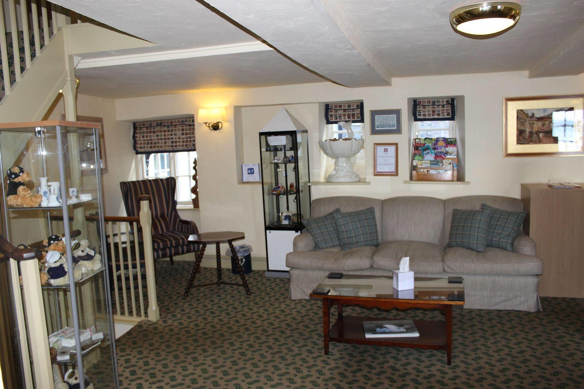 Red Lion Hotel Кловели Екстериор снимка