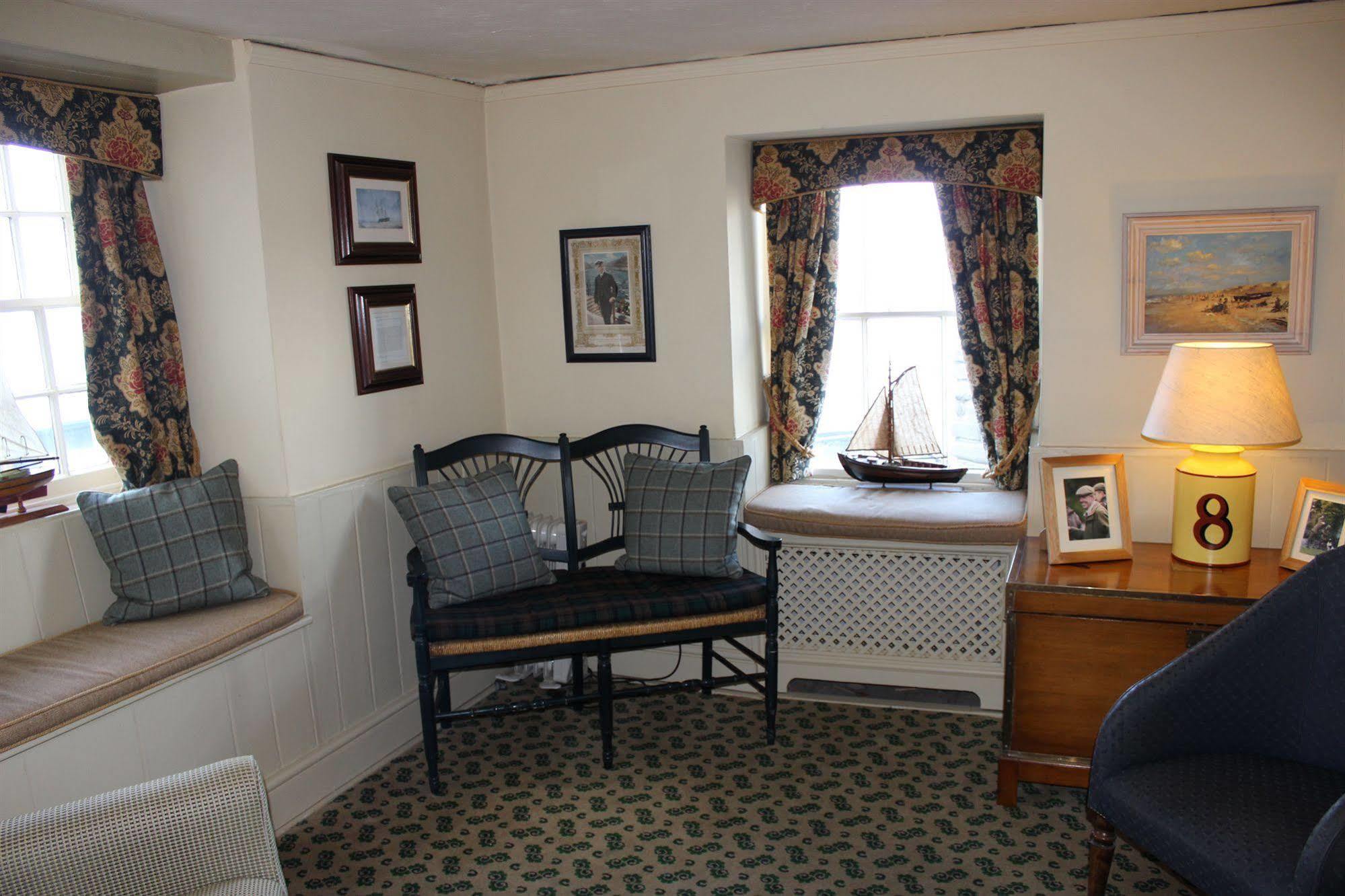 Red Lion Hotel Кловели Екстериор снимка